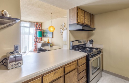 Downtown Tulsa Condominio | Totalmente amueblado, en el centro de Tulsa, condominio de mediados de siglo completamente único.