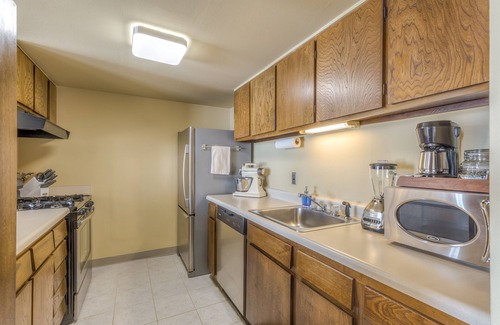 Downtown Tulsa Condominio | Totalmente amueblado, en el centro de Tulsa, condominio de mediados de siglo completamente único.