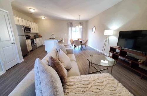 St. Andrews Casa | Clean and comfortable townhome with parking in Columbia