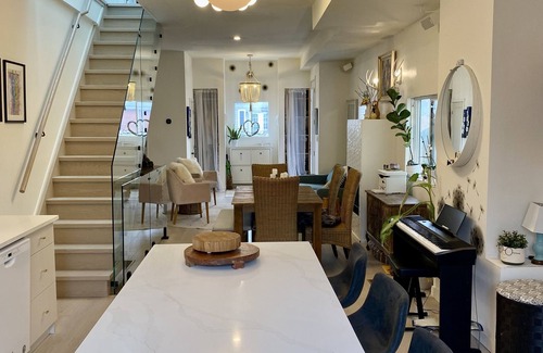 Greenwood - Coxwell Casa | CLEAN AND COMFORTABLE. Walking distance to beach, shops and top restaurants.