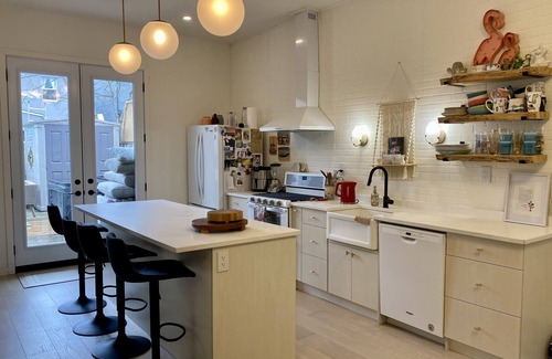 Greenwood - Coxwell Casa | CLEAN AND COMFORTABLE. Walking distance to beach, shops and top restaurants.