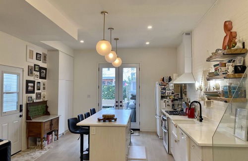 Greenwood - Coxwell Casa | CLEAN AND COMFORTABLE. Walking distance to beach, shops and top restaurants.