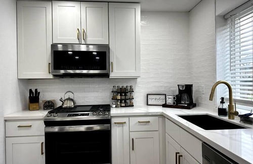 Hanford Casa | Clean and comfy w/ fast internet