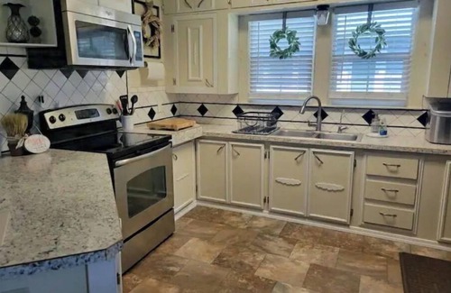 Rupert Casa | Clean and cozy 3 bdrm one bath home in the heart of Rupert.