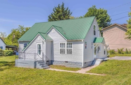 Williamsburg Casa | Clean and cozy 4 Bed, 2 Bath home- Sleeps 11- Close to university-