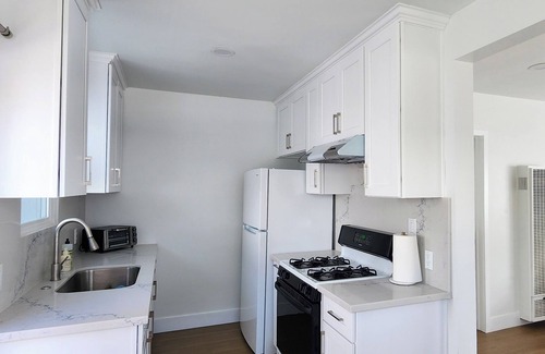 Palms Casa | Clean and Modern 1-bedroom house in the heart of Los Angeles with AC