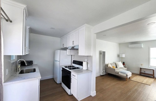 Palms Casa | Clean and Modern 1-bedroom house in the heart of Los Angeles with AC