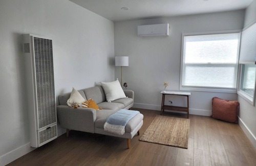 Palms Casa | Clean and Modern 1-bedroom house in the heart of Los Angeles with AC