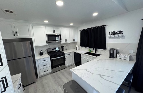Hesperia Casa | Clean and Modern 4 Bedroom vacation home
