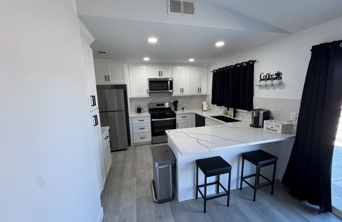 Hesperia Casa | Clean and Modern 4 Bedroom vacation home