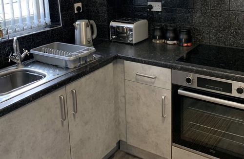Walsall Casa | Clean and modern house with onsite parking