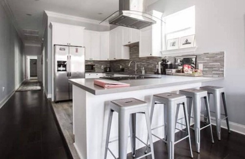 Faubourg Delassize Casa | Clean and spacious home w/ incredible kitchen. Walk to Garden District!