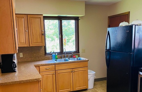Hermitage Casa | Clean & Basic One Floor House Close to Park & Lake