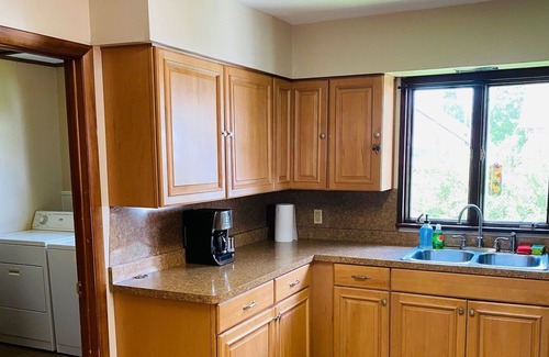 Hermitage Casa | Clean & Basic One Floor House Close to Park & Lake