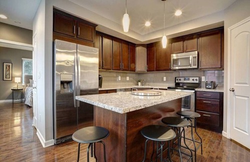 Mount Auburn Apartamento | Clean & Bright 2BR near downtown