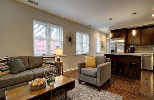 Mount Auburn Apartamento | Clean & Bright 2BR near downtown