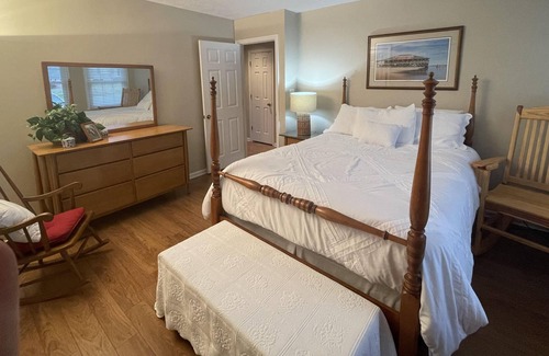 Houndslake Casa | Clean Bright Newly Renovated Home