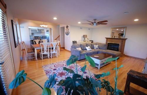 Beach Haven Casa | Clean, Clean, Clean 4BR Home 3 pisos de cubiertas Ubicación perfecta Jacuzzi en la azotea