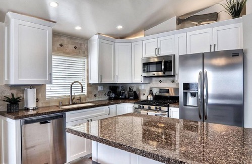 Corona del Mar Condominio | CDM Flower Streets: 1 cuadra a la playa y al pueblo con A / C- Loft y garaje