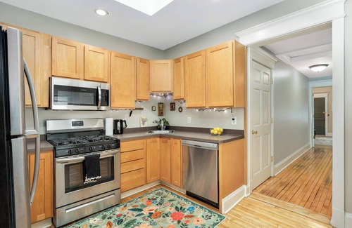 West Seventh Casa | CLEAN comfortable 2BR GREAT BEDS and bedding. WALK to EXCEL and DT St Paul!