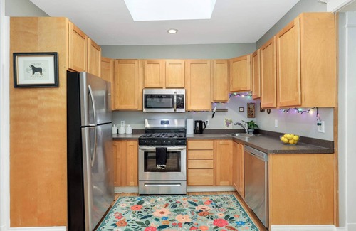 West Seventh Casa | CLEAN comfortable 2BR GREAT BEDS and bedding. WALK to EXCEL and DT St Paul!