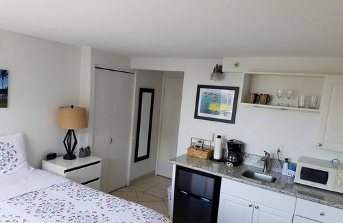 McCully - Moiliili Hotel | Limpio, cómodo y acogedor condominio Waikiki para dos!