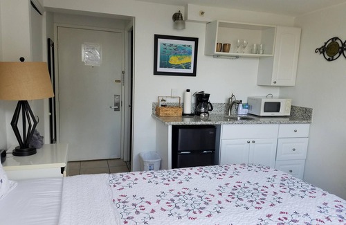 McCully - Moiliili Hotel | Limpio, cómodo y acogedor condominio Waikiki para dos!