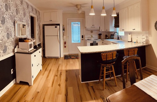 New Bern Casa | Clean Comfortable Corner Home in Colonial Capital of New Bern