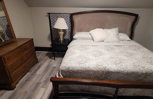 Two Rivers Apartamento | Clean & Comfortable - Lincoln St Upper Apt - Walk to the Beach and Downtown!