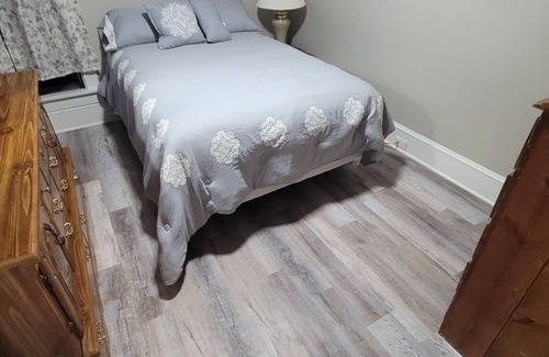 Two Rivers Apartamento | Clean & Comfortable - Lincoln St Upper Apt - Walk to the Beach and Downtown!