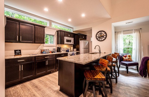Dahlonega Cabaña | Clean & Comfy! Close to Dahlonega Square, UNG, Weddings & Wine. Dogs welcome!