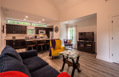 Dahlonega Cabaña | Clean & Comfy! Close to Dahlonega Square, UNG, Weddings & Wine. Dogs welcome!