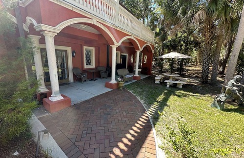 Homosassa Villa | Veranda junto a la piscina, 3 acres exuberantes con acceso al río y muelle disponible bajo petición.