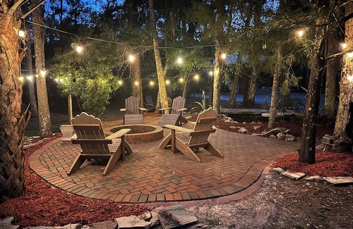 Homosassa Villa | Veranda junto a la piscina, 3 acres exuberantes con acceso al río y muelle disponible bajo petición.