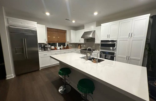 Simi Valley Cama Y Desayuno | Clean & Comfy Private Room- Perfect for Your Stay!