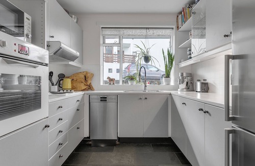 Hliðar Apartamento | Clean & Cosy Home in Trendy Quiet Green area of Reykjavik. Free private parking