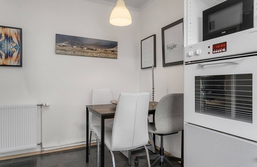 Hliðar Apartamento | Clean & Cosy Home in Trendy Quiet Green area of Reykjavik. Free private parking
