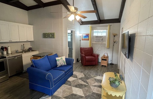 Crescent Beach Cabaña | Clean, cozy beach cottage/pets ok
