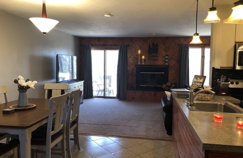 East Stroudsburg Casa | LODGE LIMPIO Y ACOGEDOR RECIENTEMENTE AMUEBLADO! 🍁Interior / Piscina al aire libre / Spa / Río / .4mi. esquiar