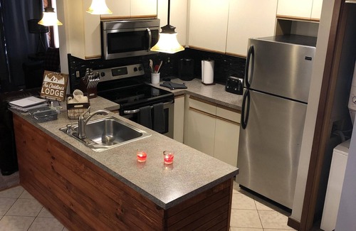 East Stroudsburg Casa | LODGE LIMPIO Y ACOGEDOR RECIENTEMENTE AMUEBLADO! 🍁Interior / Piscina al aire libre / Spa / Río / .4mi. esquiar