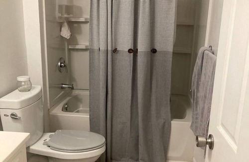 Southwyck Apartamento | Clean & cozy studio in Hawthorne Hills SW suburban Toledo