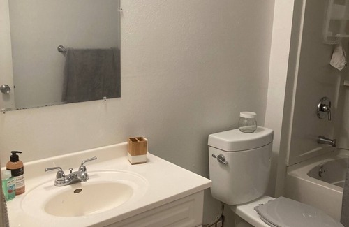 Southwyck Apartamento | Clean & cozy studio in Hawthorne Hills SW suburban Toledo