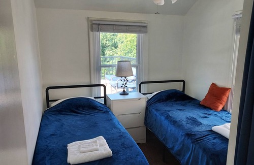 Glenside Casa | Clean, Crisp & Private with Roof Deck.