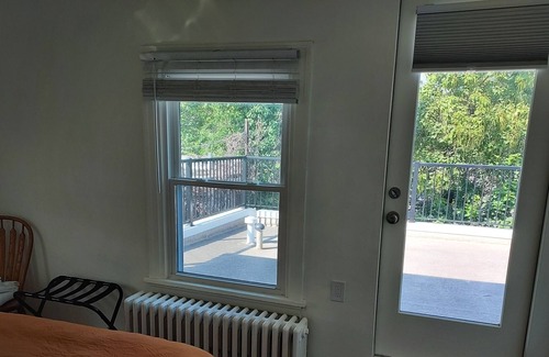 Glenside Casa | Clean, Crisp & Private with Roof Deck.