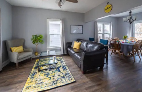 Downtown Casa | Clean & CUTE home on the edge of downtown Sioux falls!