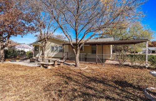 Over Place Area Casa | Clean & Happy beachvibes! Great yard & Firepit out back! Some pets welcome!