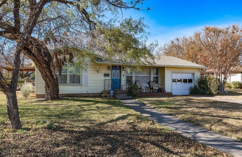 Over Place Area Casa | Clean & Happy beachvibes! Great yard & Firepit out back! Some pets welcome!