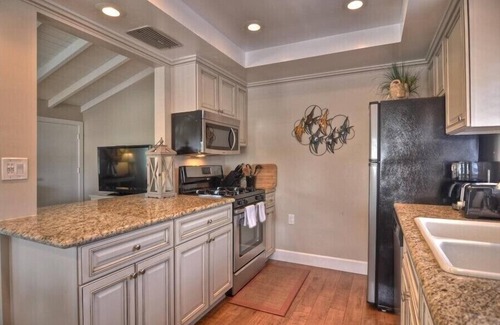 Corona del Mar Condominio | Lindo y limpio - Cerca de CDM Beach / Village, A / C y Garage