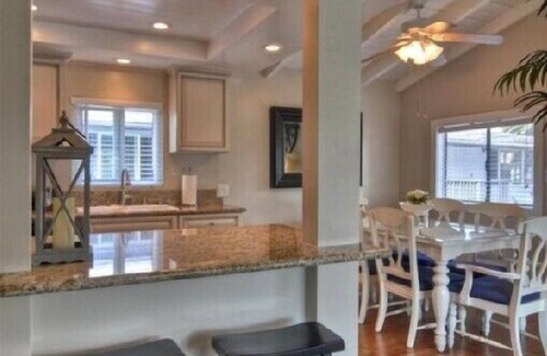 Corona del Mar Condominio | Lindo y limpio - Cerca de CDM Beach / Village, A / C y Garage