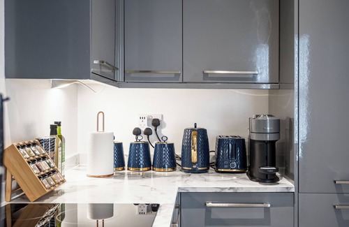 Bury Apartamento | Clean Lines & Cozy Vibes: Refined 2BR Flat in Bury